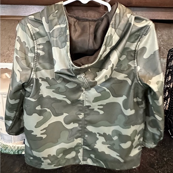 Old Navy Green Camouflage Kids Raincoat - Picture 2 of 7
